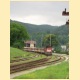 Vlak 14909 odjíždí z Nedvědice do Tišnova v 10.07, v pozadí stojí 14908 do Žďáru nad Sázavou