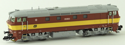 [Lokomotivy] → [Motorov] → [T478.1 „Bardotka”] → 33414: dieselov lokomotiva erven s vstranm pruhem, ed stecha